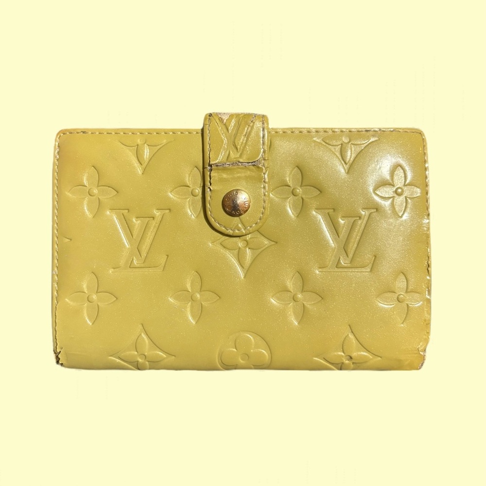 1990s LOUIS VUITTON VERNIS GLOSSY PATENT LEATHER MONOGRAM KISS LOCK WALLET